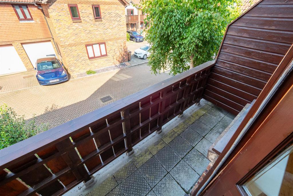 Alpine View, Carshalton 2 bed for sale £300,000
