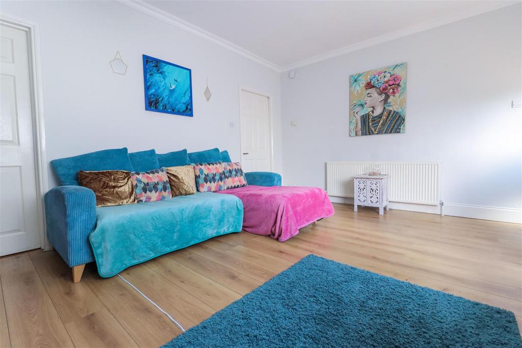 Closefield Grove, Whitley Bay 2 bed flat £775 pcm (£179 pw)