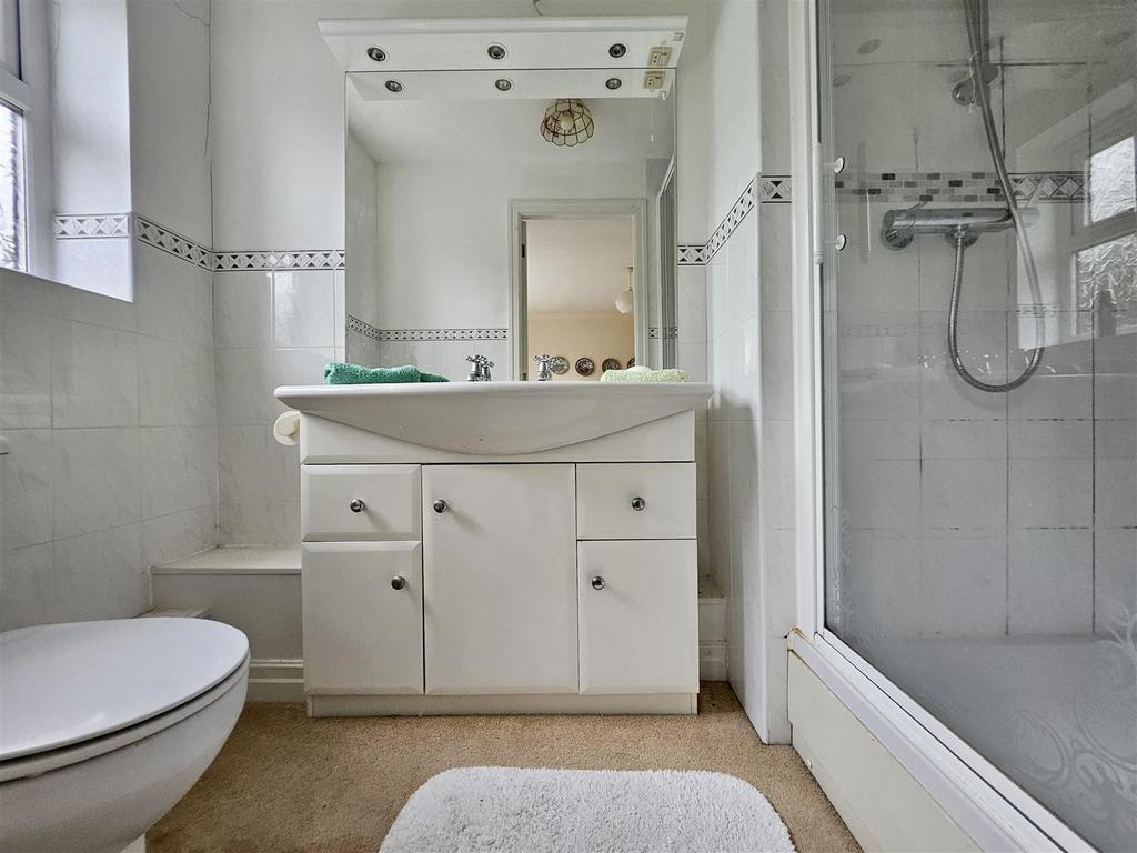 En suite shower room/wc