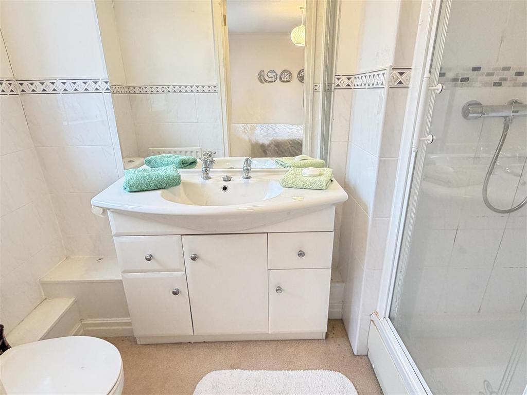 En suite shower room/wc