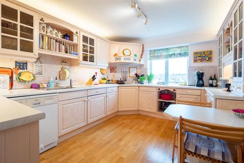 24 Carlton Leas, Folkestone, CT20 2DJ