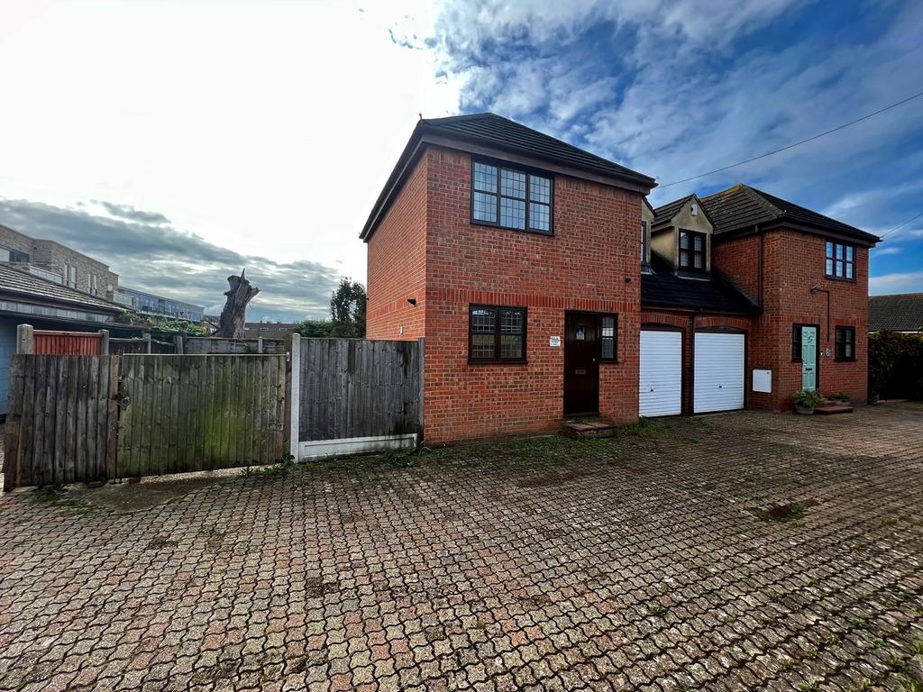 Lampits Hill, Corringham, SS17 2 bed semidetached house for sale £