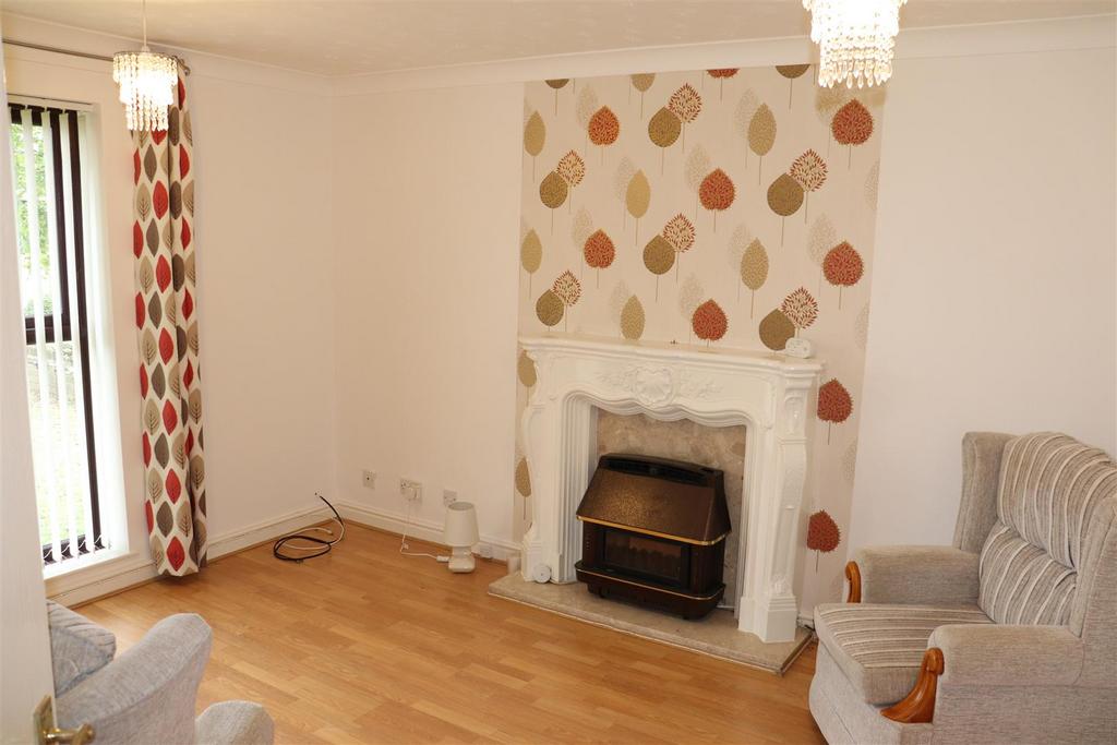 Leighswood Road, Aldridge 2 bed flat £750 pcm (£173 pw)