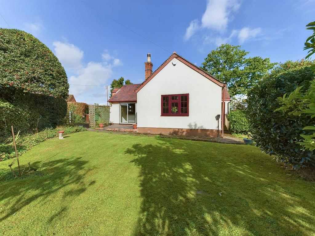 Worcester Road, Hanley Swan, Worcester 2 bed detached bungalow for sale
