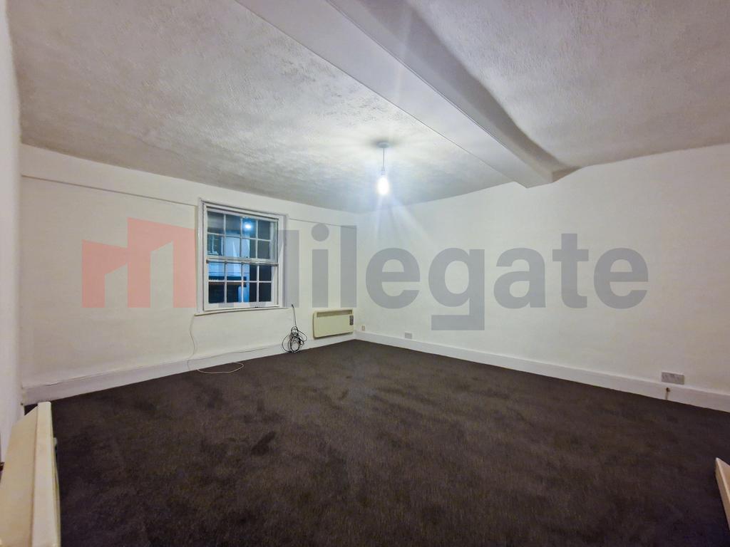 Market Place, Dunmow CM6 2 bed to rent £1,075 pcm (£248 pw)