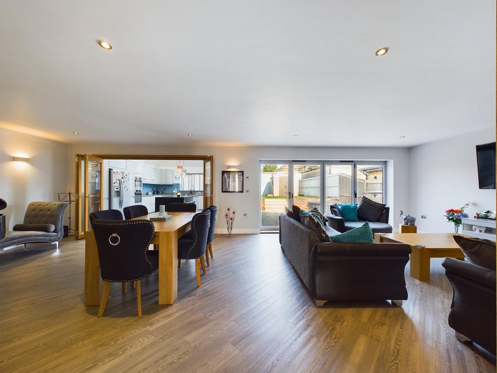 Canterbury Road West, Cliffsend, Ramsgate, CT12 4 bed chalet for sale