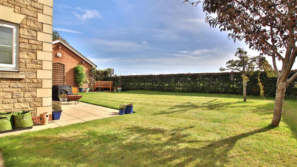 Grange Field Road, Bredon, Tewkesbury 4 bed detached house for sale £