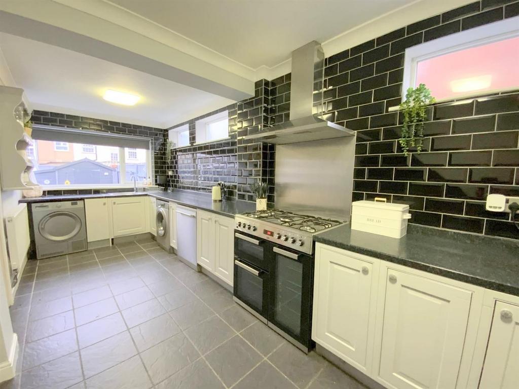 Baytree Avenue, Grimsby 3 bed semidetached house for sale £147,000