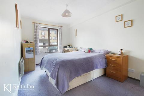 74 King Arthur Court, Cheshunt, Waltham Cross, EN8 8EH
