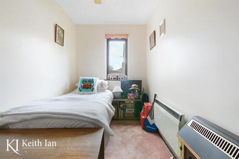 74 King Arthur Court, Cheshunt, Waltham Cross, EN8 8EH