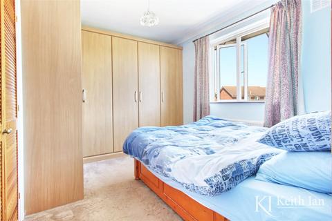 2 Grove Path, Cheshunt, Waltham Cross, EN7 5AS