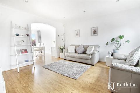 16 Sycamore Close, Cheshunt, Waltham Cross, EN7 6BF