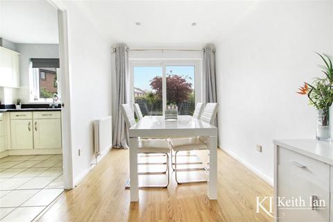 16 Sycamore Close, Cheshunt, Waltham Cross, EN7 6BF
