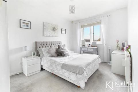16 Sycamore Close, Cheshunt, Waltham Cross, EN7 6BF