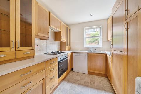 Flat 3, 9 Surbiton Hill Park, Surbiton, KT5 8EF