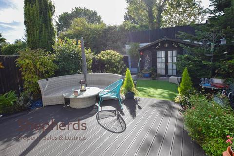 17 Robsons Close, Cheshunt, Waltham Cross, EN8 9QT