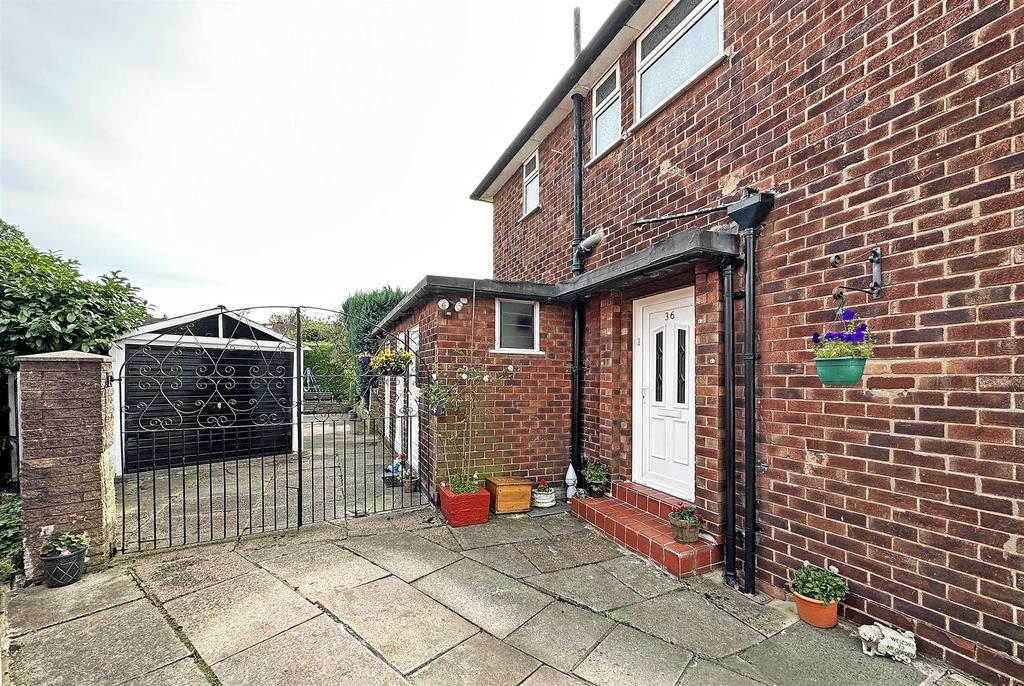 Southfields Drive, Timperley 3 bed semidetached house for sale £375,000