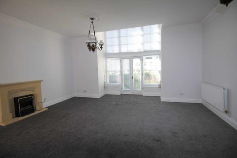 2 bedroom flat to rent, Royal Court, Uphill Road North