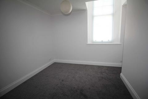 2 bedroom flat to rent, Royal Court, Uphill Road North