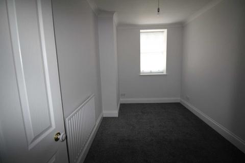 2 bedroom flat to rent, Royal Court, Uphill Road North
