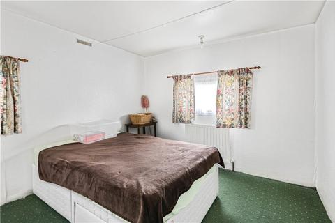 1 bedroom bungalow for sale - Albert Avenue, Penton Park, Chertsey, Surrey, KT16