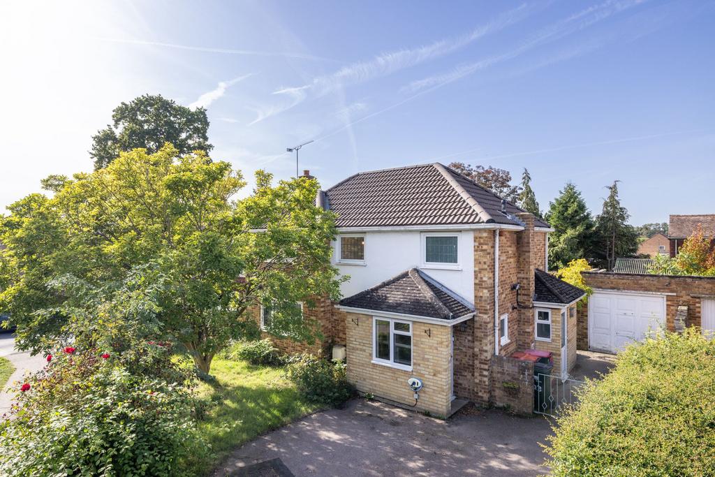 Grattons Drive, Crawley, RH10 3 bed detached house £600,000