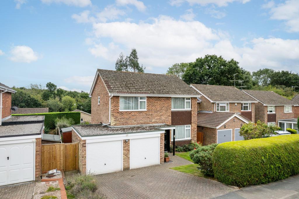 Lancaster Drive, East Grinstead, RH19 4 bed detached house for sale £