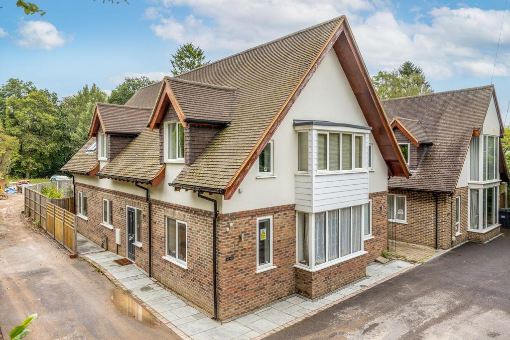 Furzefield Road, East Grinstead, RH19 4 bed detached house for sale £