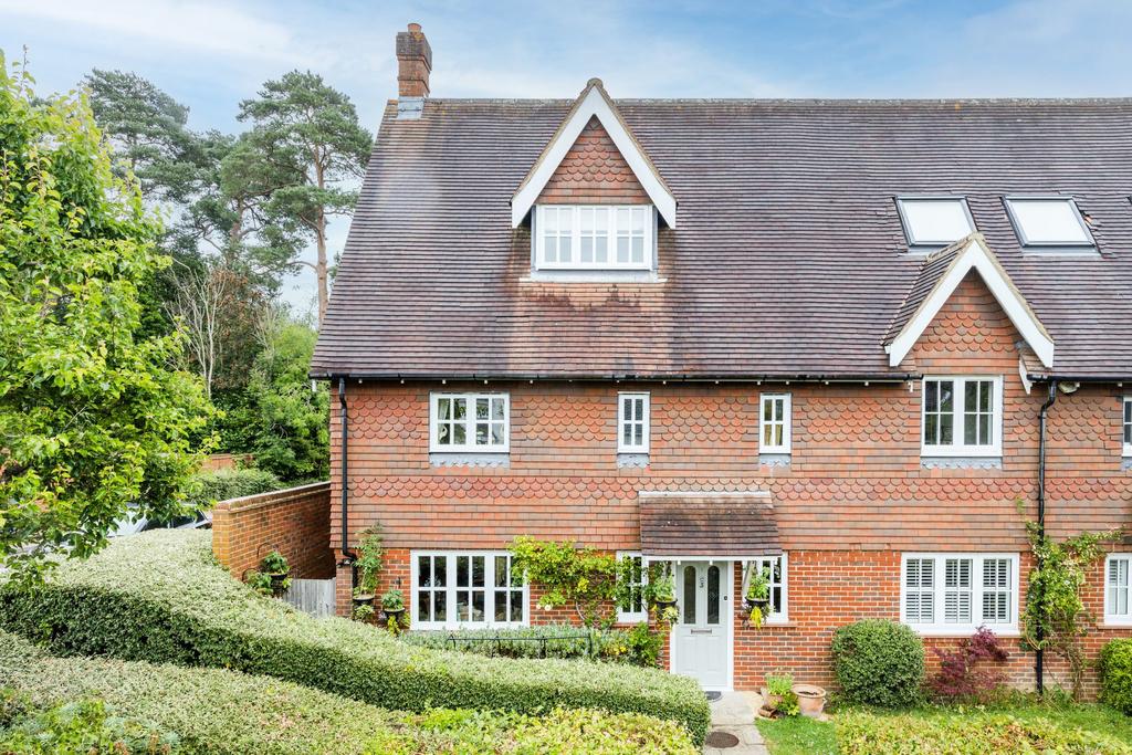 Parkfield Way, Haywards Heath, RH16 4 bed end of terrace house for sale £475,000