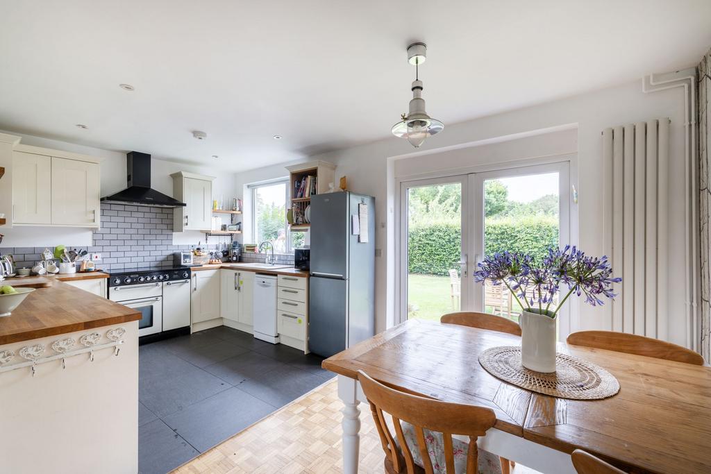 Stoneleigh Road, Oxted, RH8 2 bed detached bungalow for sale £650,000