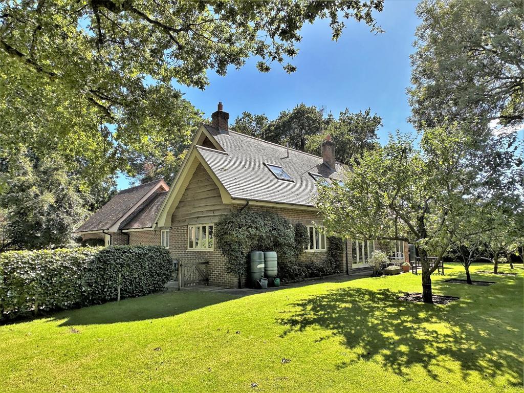 Noads Way, Dibden Purlieu, SO45 3 bed detached house for sale £825,000