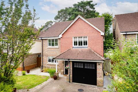 2 Birch Tree Gardens, East Grinstead, RH19 2BJ