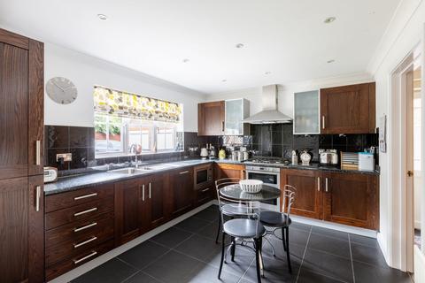 2 Birch Tree Gardens, East Grinstead, RH19 2BJ