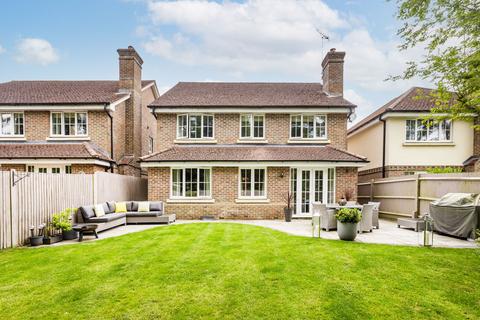 2 Birch Tree Gardens, East Grinstead, RH19 2BJ