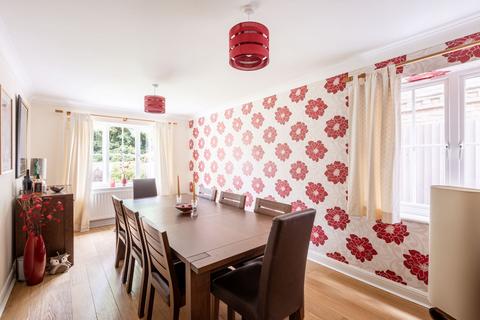 2 Birch Tree Gardens, East Grinstead, RH19 2BJ