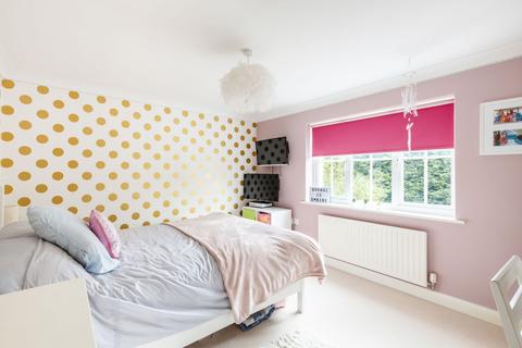 2 Birch Tree Gardens, East Grinstead, RH19 2BJ