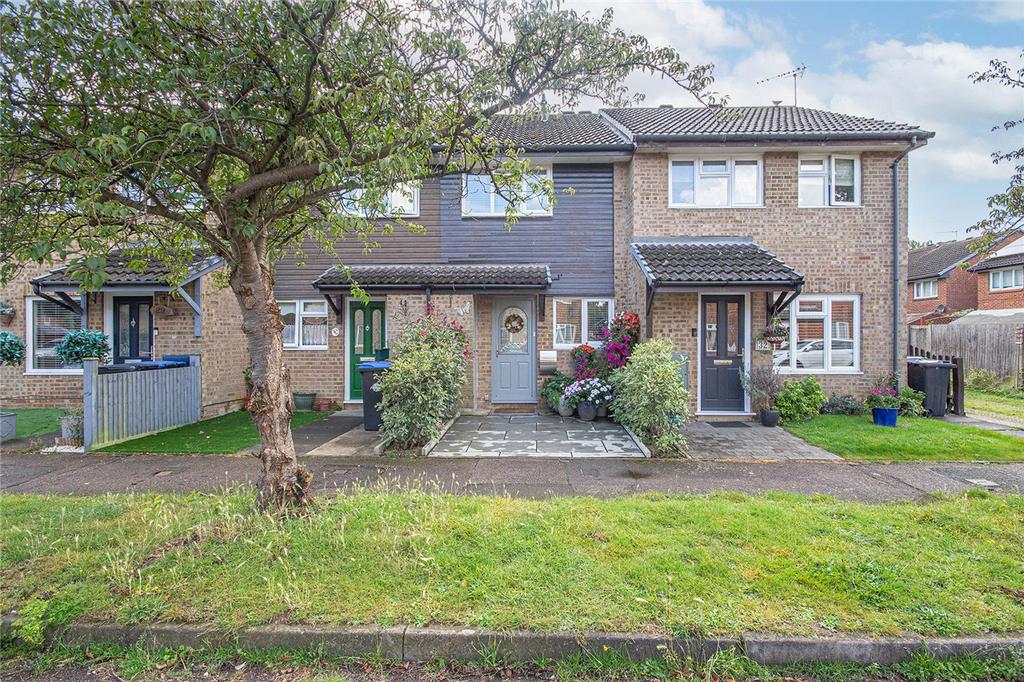 Yew Grove, Welwyn Garden City, Hertfordshire 2 bed terraced house for