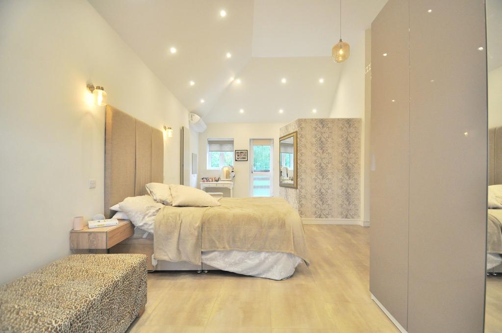 Drive, Bromley BR2 4 bed semidetached house £900,000