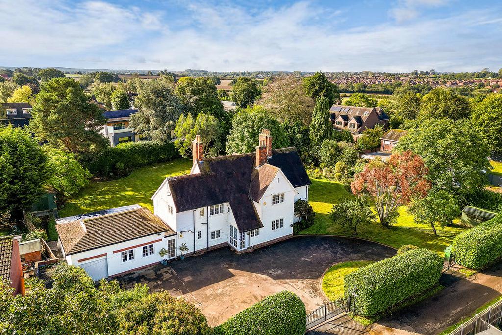 Southam Road, Leamington Spa, Warwickshire CV31 1TA 5 bed detached