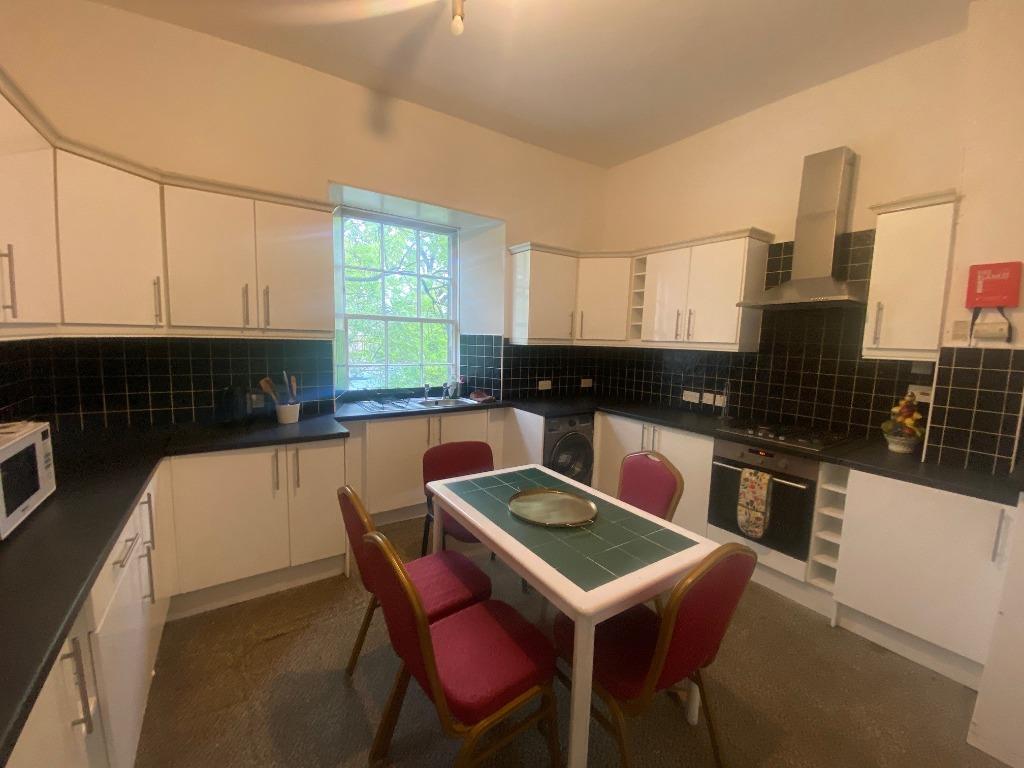 West Maitland Street, Edinburgh, EH12 5 bed flat £2,950 pcm (£681 pw)