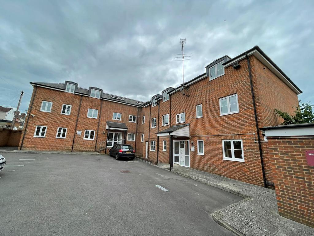 Spacious Ground Floor Two Bedroom Apartment in To