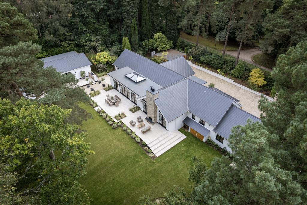 Long Hill, The Sands, Farnham, Surrey, GU10 6 bed detached house for