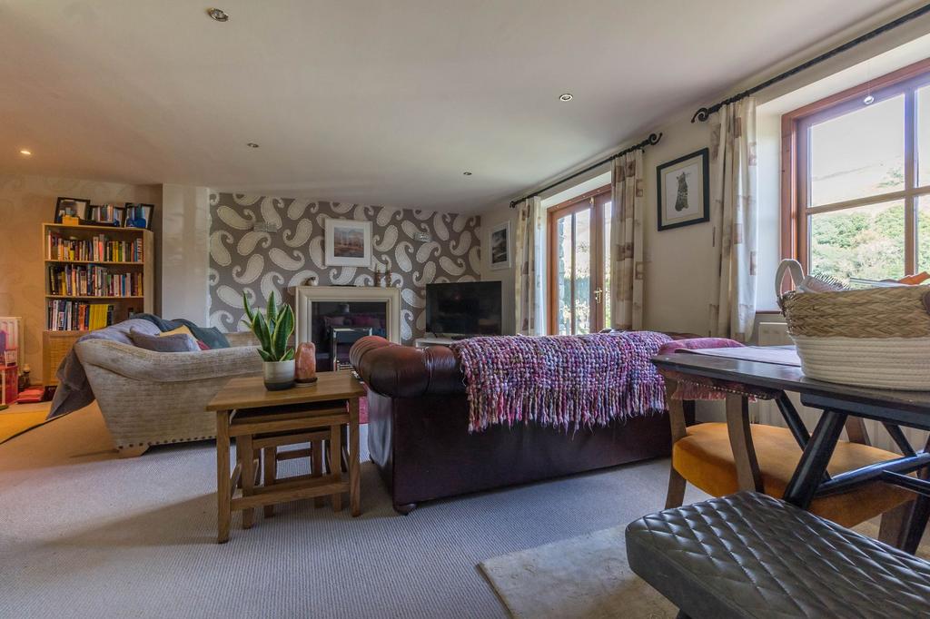 Sitting/dining area