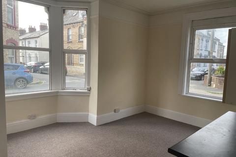 Studio to rent, Summerland Street, Barnstaple, EX32