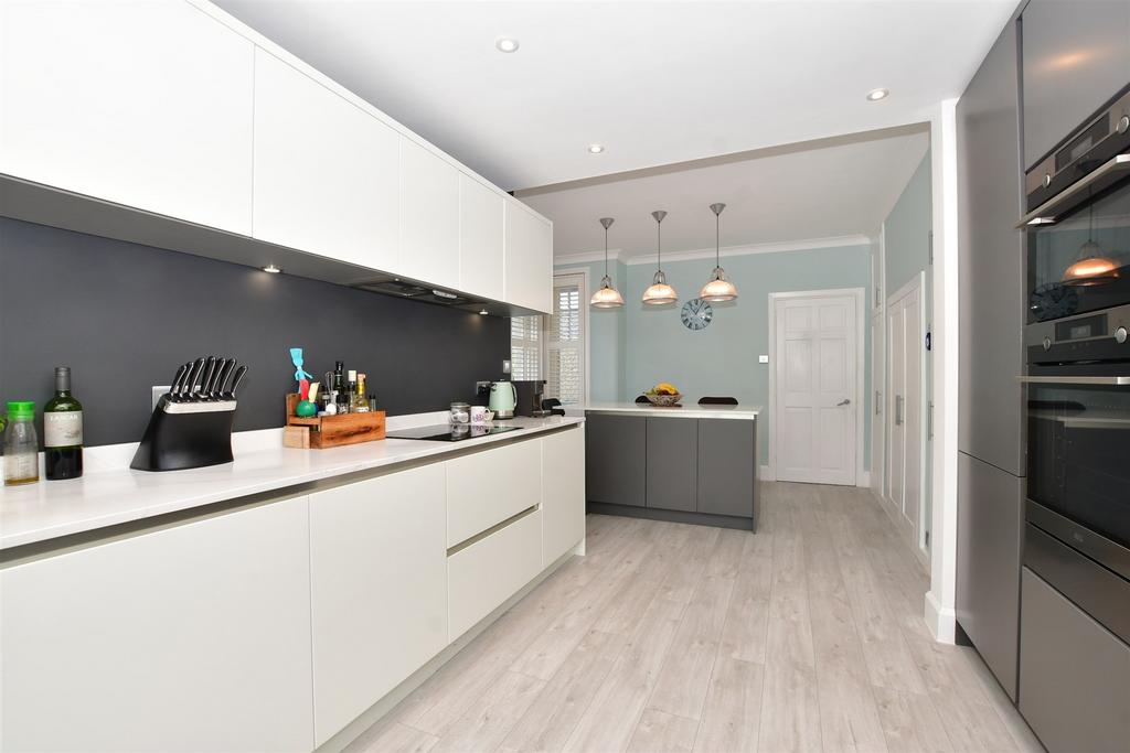 Smithy Lane, Lower Kingswood, Tadworth, Surrey 4 bed detached house for