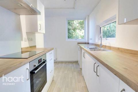 2 bedroom apartment to rent, Princess Mary Avenue, Chatham