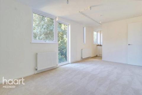 2 bedroom apartment to rent, Princess Mary Avenue, Chatham