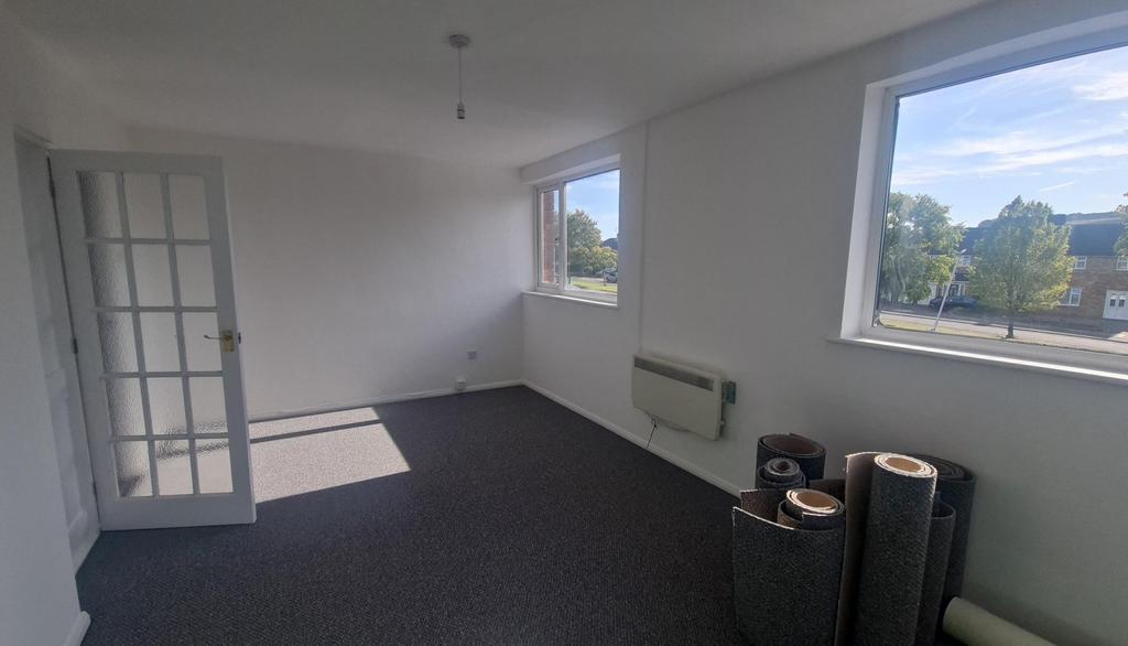 Katherine Drive, Dunstable, LU5 3 bed flat £995 pcm (£230 pw)