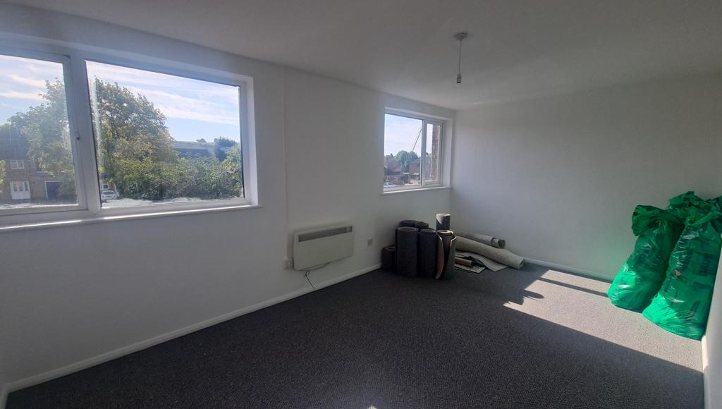 Katherine Drive, Dunstable, LU5 3 bed flat £995 pcm (£230 pw)