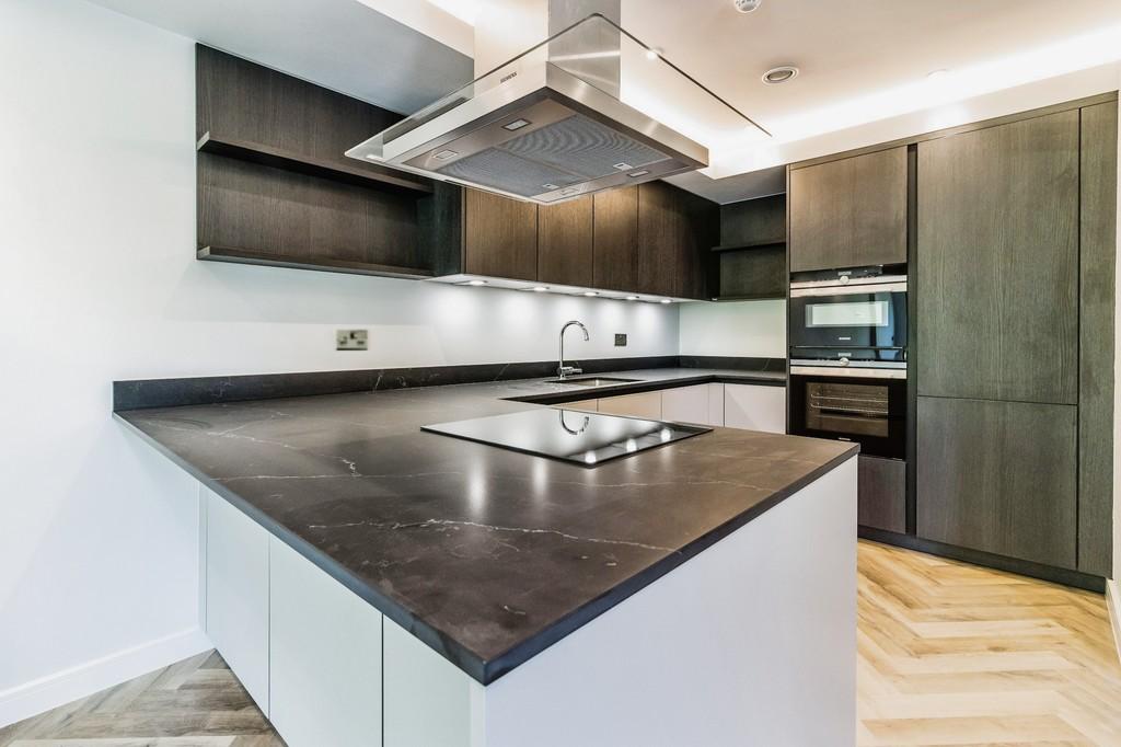 Kitchen and Breakfast Bar